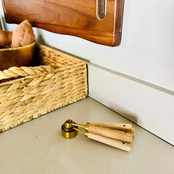 4 ANTHROPOLOGIE Gold Brass Metallic Cup Wood Handle Measuring Spoons Cooking Set - Picture 3 of 7